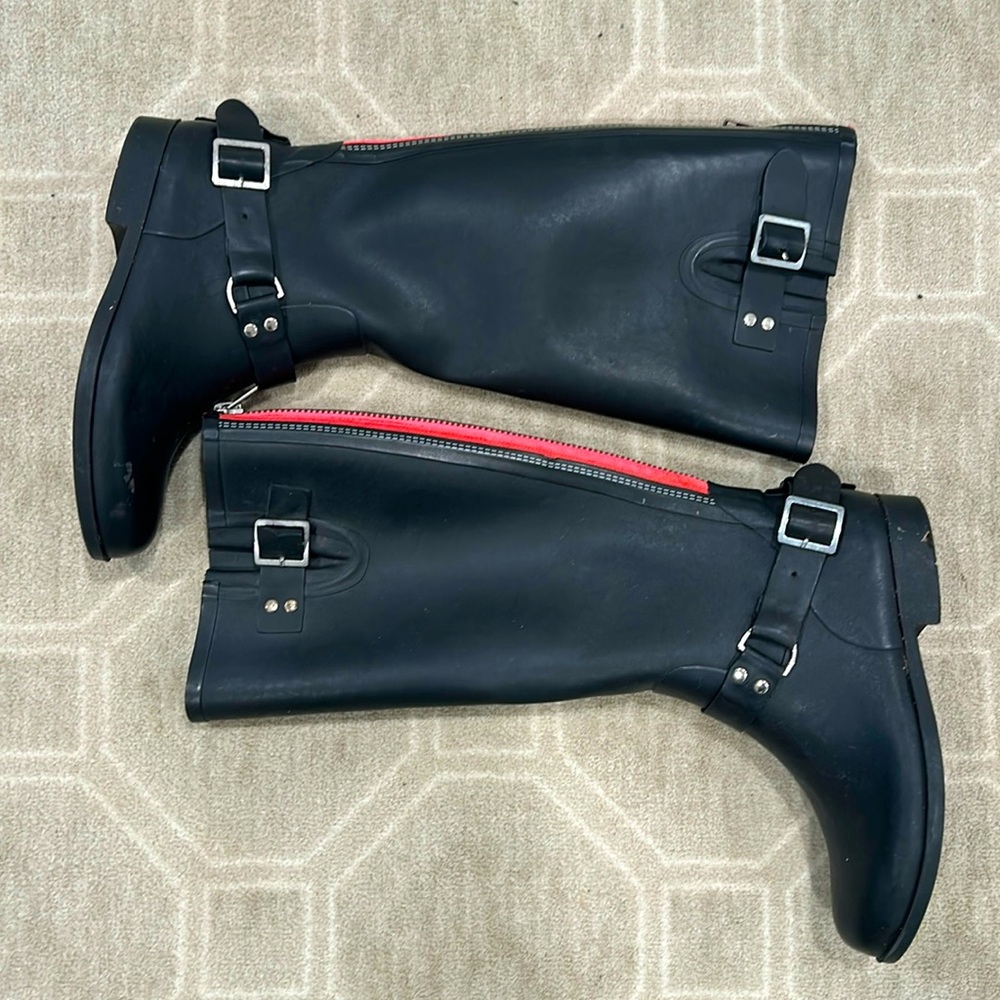 Steve Madden rain boots. Size 9. Black with pink zipper in back.